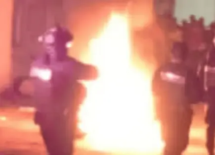 Multitud lincha a presuntos ladrones en Chalco; uno muere quemado