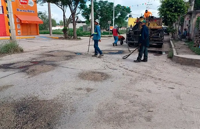 Realizan bacheo de calles de la ciudad