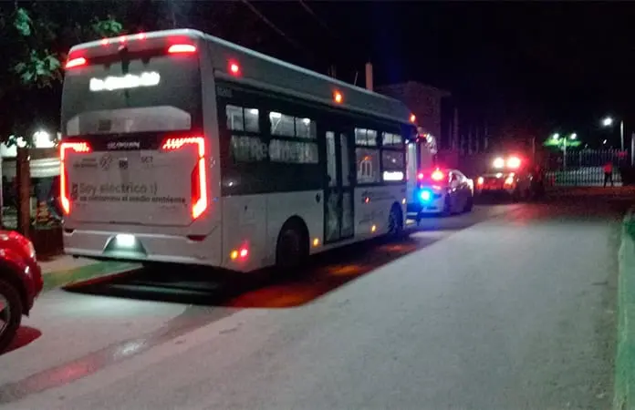Sujetos arrojan ponchallantas; autobús Red Metro queda dañado 