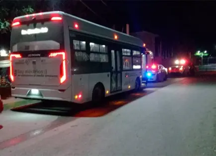 Sujetos arrojan ponchallantas; autobús Red Metro queda dañado Sujetos arrojan ponchallantas; autobús Red Metro queda dañado