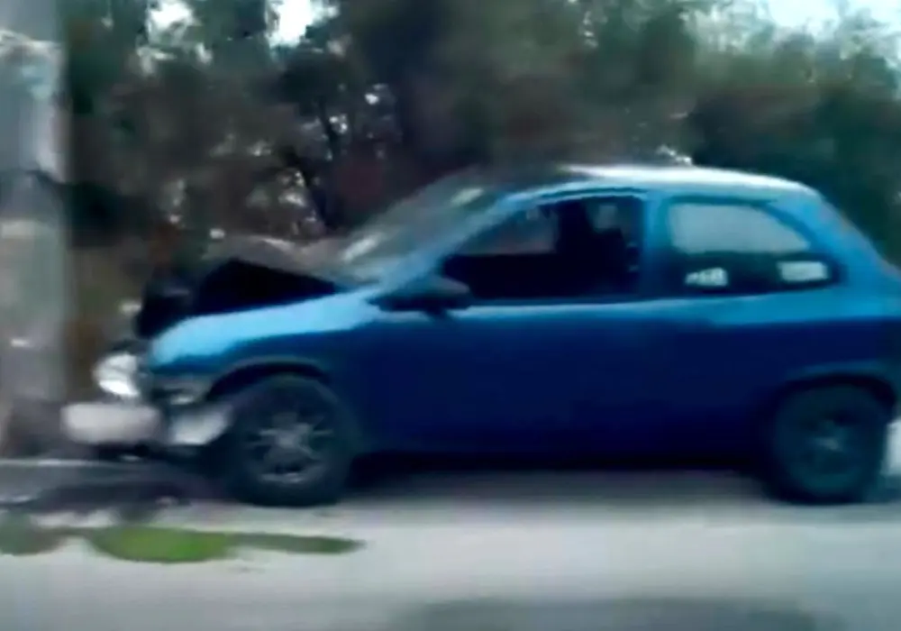 Abandonan vehículo chocado en un poste de CFE