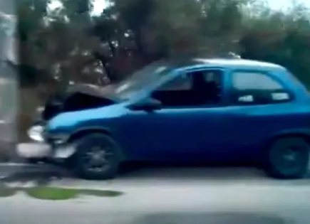 Abandonan vehículo chocado en un poste de CFE