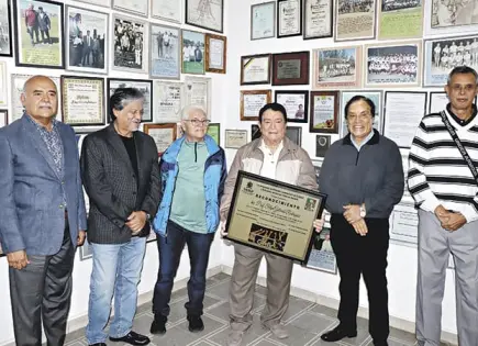 RECIBE UN HOMENAJE RECIBE UN HOMENAJE