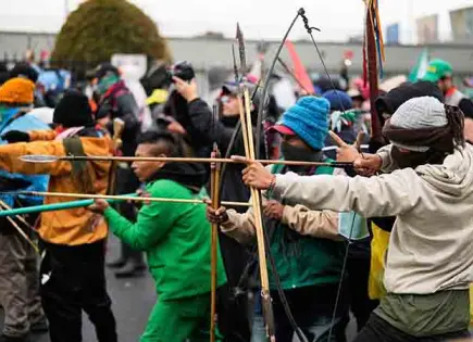 Indígenas hieren con flechas a policías