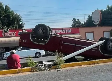 Rauda camioneta derriba un poste y acaba volcada Rauda camioneta derriba un poste y acaba volcada