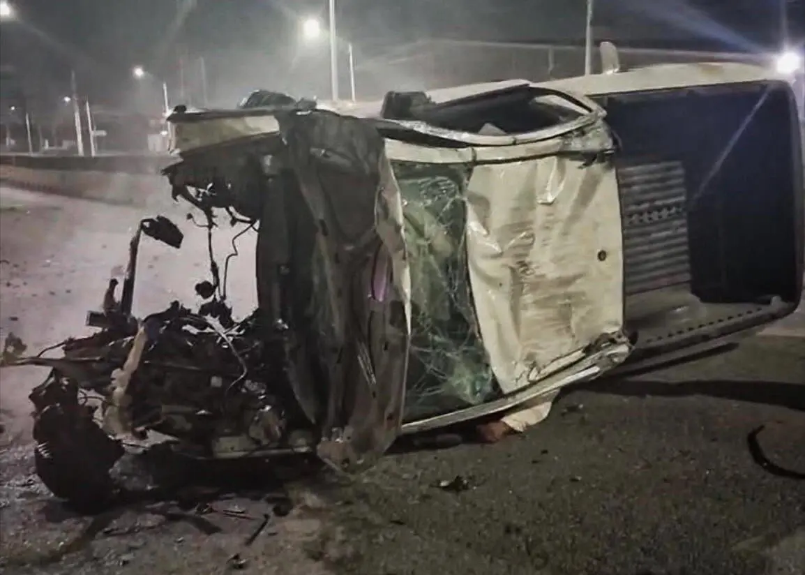 Sobrevive conductor tras destrozar camioneta en Periférico