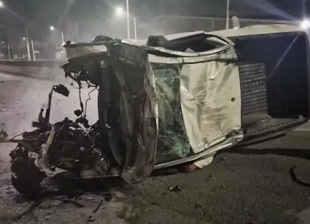 Sobrevive conductor tras destrozar camioneta en Periférico Sobrevive conductor tras destrozar camioneta en Periférico