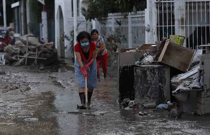 “Un bote de lodo a la vez”