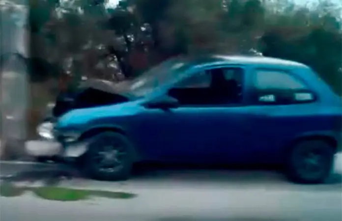 Abandonan carro chocado en colonia La Virgen