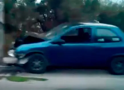 Abandonan carro chocado en colonia La Virgen