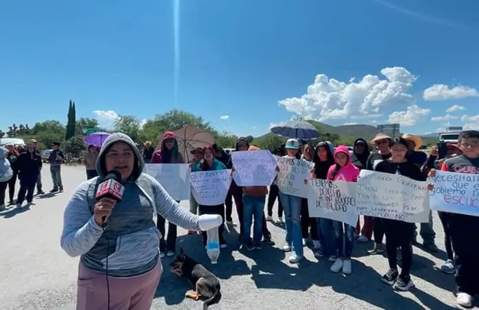Bloquean carretera Charcas-Matehuala