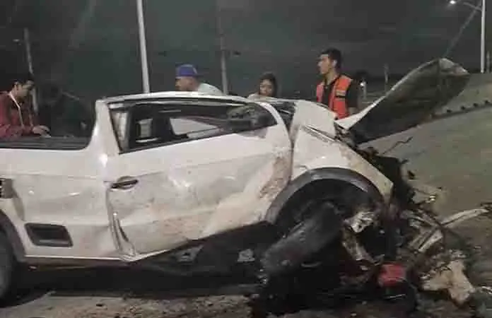 Camioneta choca y vuelca en el Periférico Norte