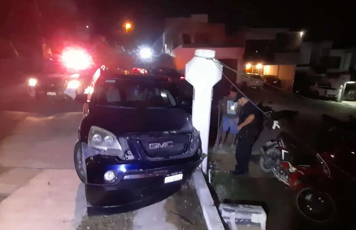 Camioneta se estrella contra muro de una casa en Villa Brisa