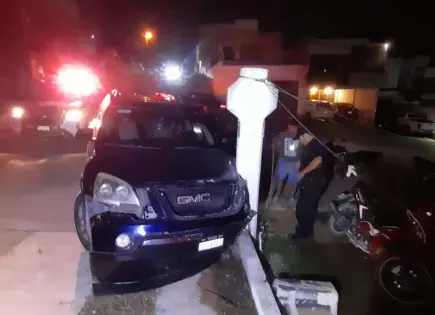Camioneta se estrella contra muro de una casa en Villa Brisa Camioneta se estrella contra muro de una casa en Villa Brisa