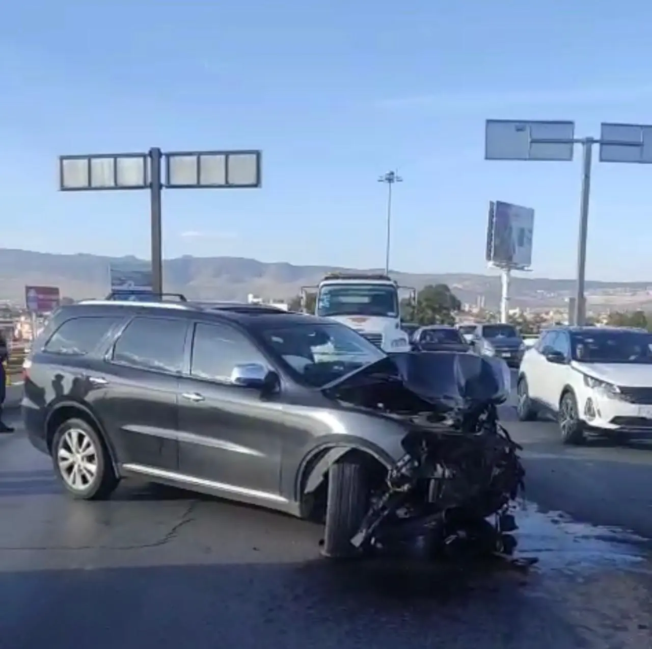 Camioneta se impacta en el Distribuidor Juárez