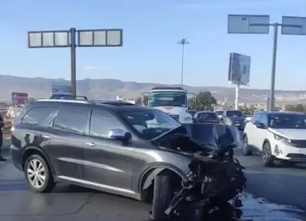 Camioneta se impacta en el Distribuidor Juárez