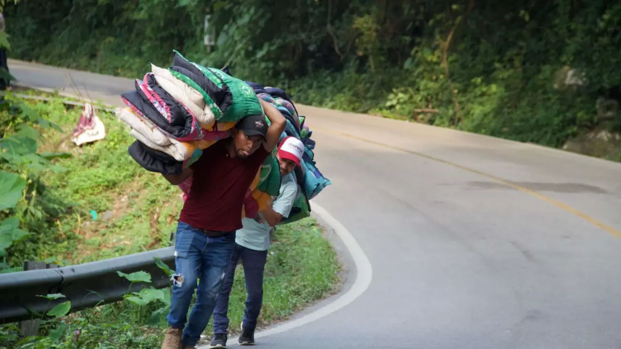 Morena distribuye ayuda en Tamazunchale