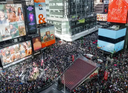 Multitudes se congregan en Estados Unidos en protestas sin reyes