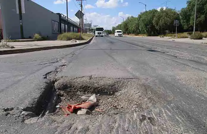 Baches en la 57 ponen en riesgo a automovilistas y transporte de Villa de Pozos