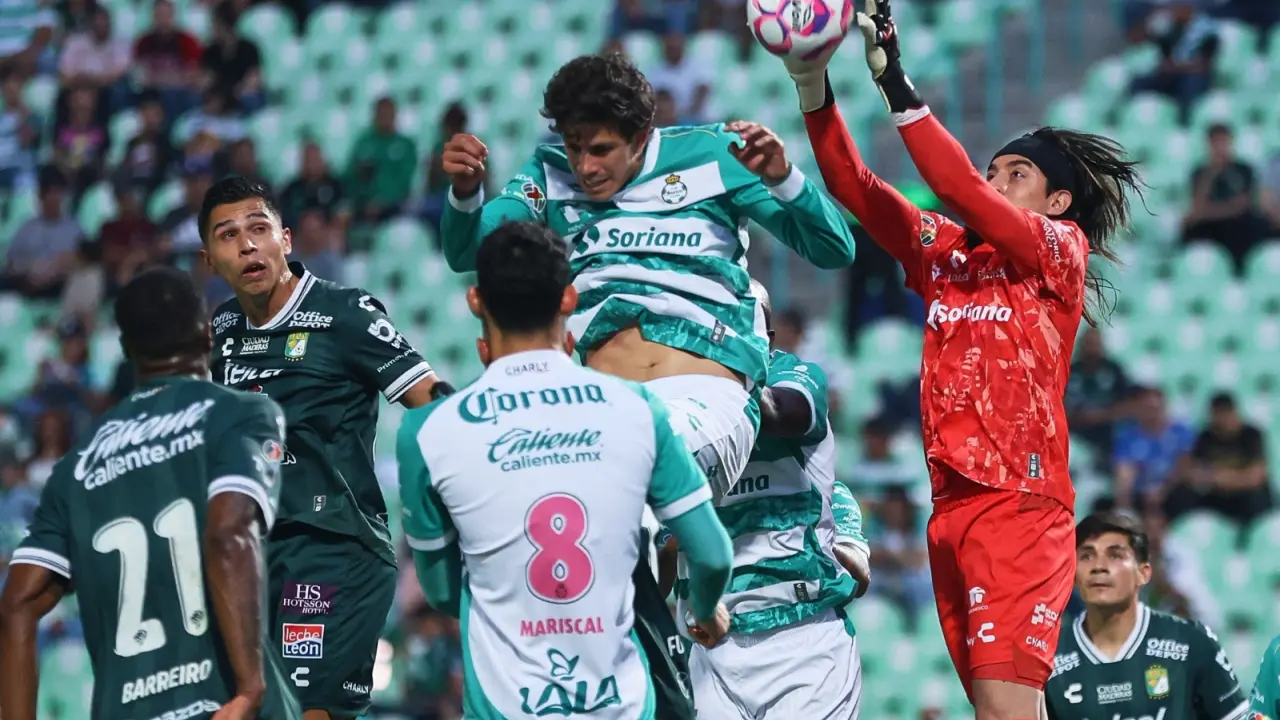 Santos Laguna vence a León con un marcador de 2-0 en el Apertura 2025