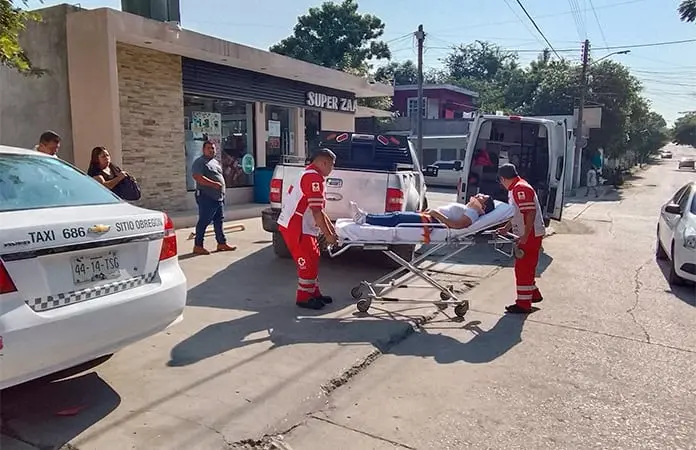 Taxista choca contra poste; pasajera herida