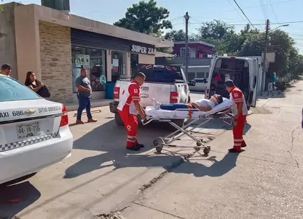Taxista choca contra poste; pasajera herida
