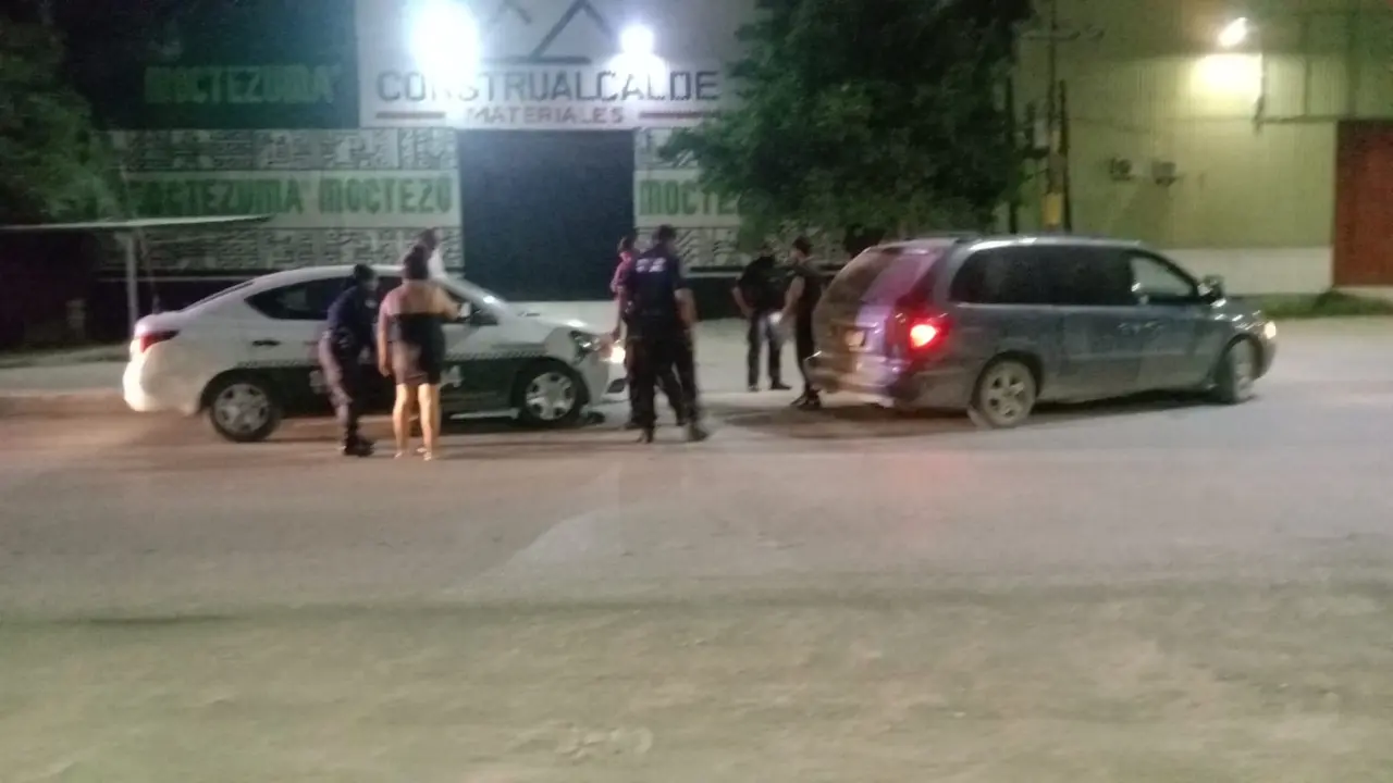 Vagoneta choca contra taxi en la Carretera al Ingenio; no hay heridos