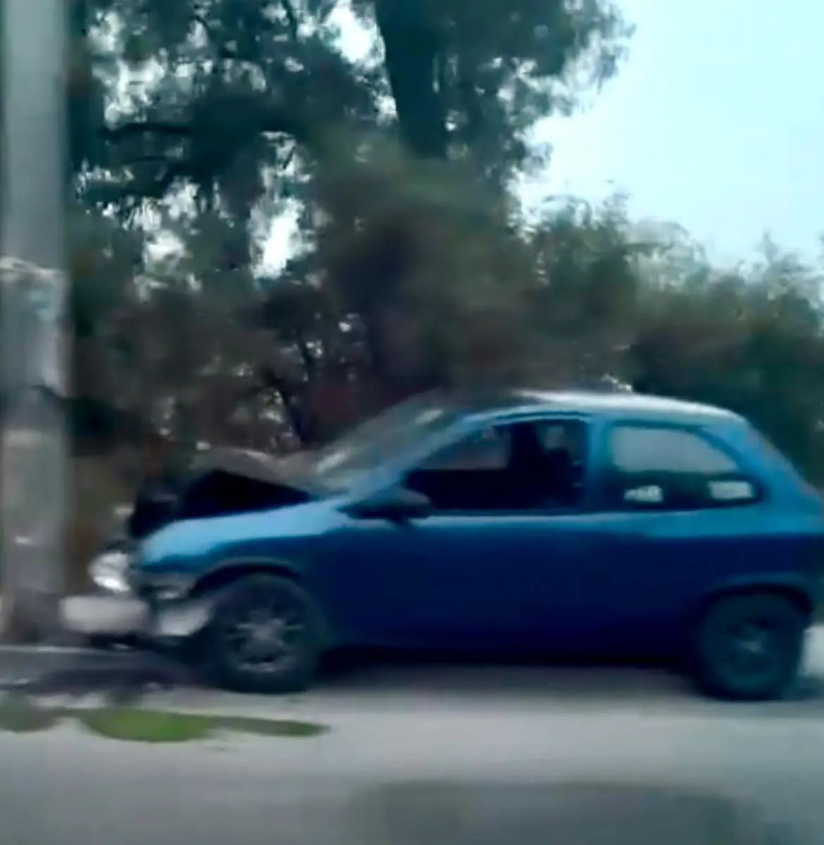 Vehículo abandonado tras colisión en avenida San Miguel, Soledad