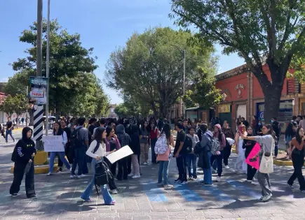 Alumnos de Derecho realizan bloqueos; denuncian abuso sexual