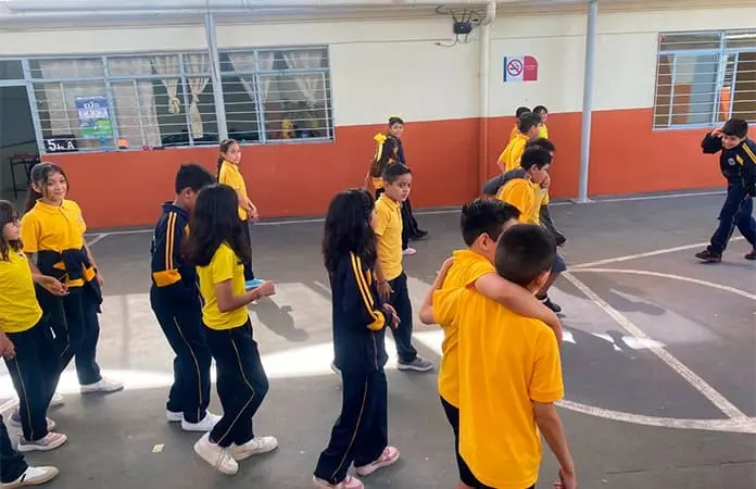 Campaña de donación de uniformes escolares