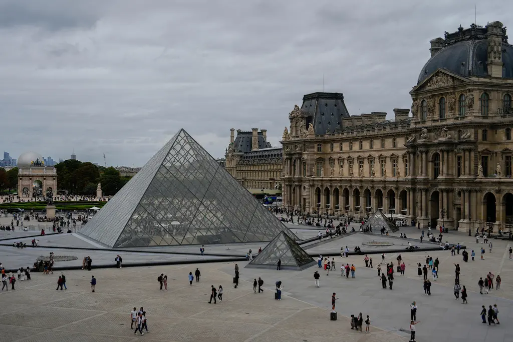 Medidas de seguridad reevaluadas tras audaz robo en el Louvre
