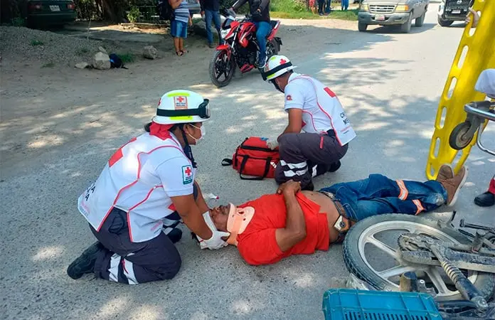 Motociclista cae y resulta lesionado