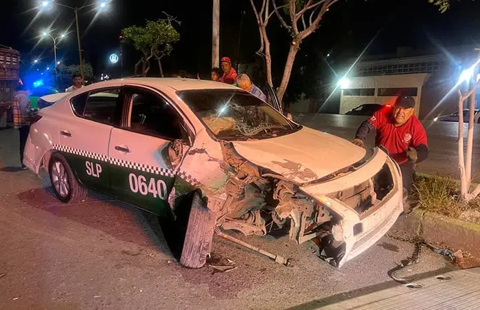 Taxi acaba inservible en un accidente vial