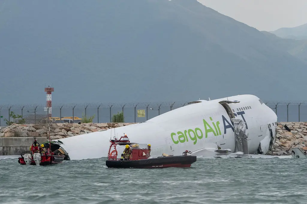 Tragedia en Hong Kong: Avión de carga se sale de pista y cae al mar