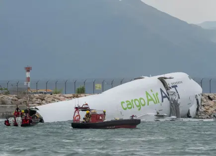 Tragedia en Hong Kong: Avión de carga se sale de pista y cae al mar