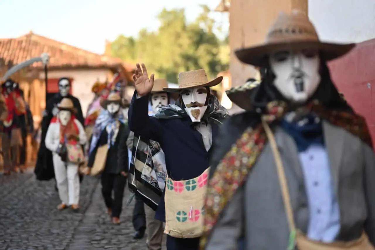 Comparsas potosinas recorrieron las calles de Pátzcuaro.