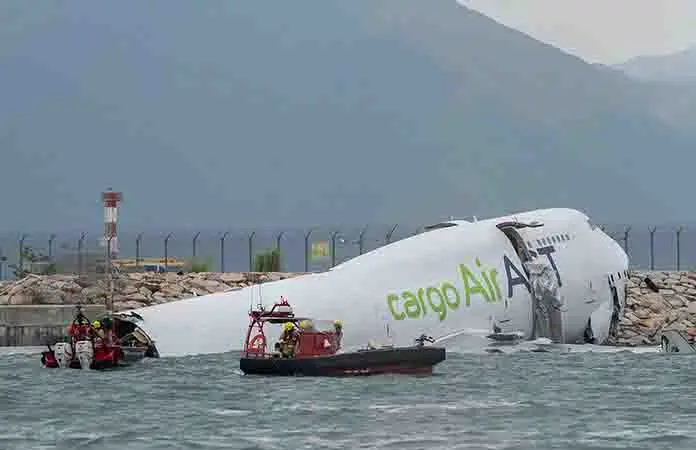 Avión acaba en el mar tras derrapar
