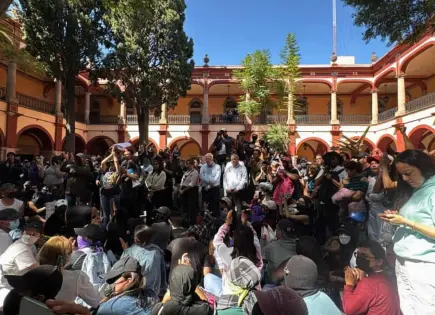 Videos | Estudiantes dan portazo en edificio central de la UASLP