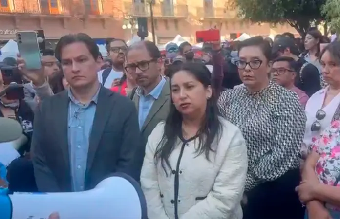 Estudiantes retienen a funcionarios de la UASLP en Plaza de Armas