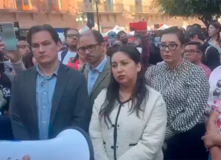 Estudiantes retienen a funcionarios de la UASLP en Plaza de Armas