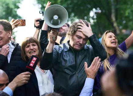 Javier Milei reformará su gabinete tras elecciones legislativas en Argentina