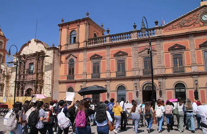 Maestras apoyan a alumna agraviada