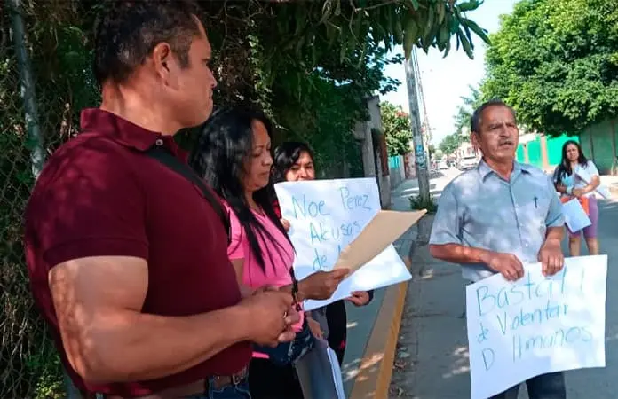 Protestan padres de escuela primaria