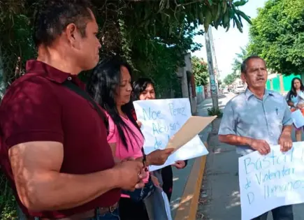 Protestan padres de escuela primaria