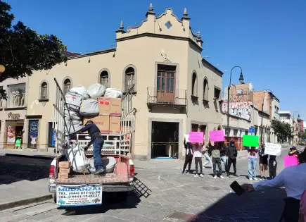 Repartidores de mercancía sortean protestas de universitarios