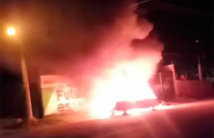 Se incendia vehículo en colonia República