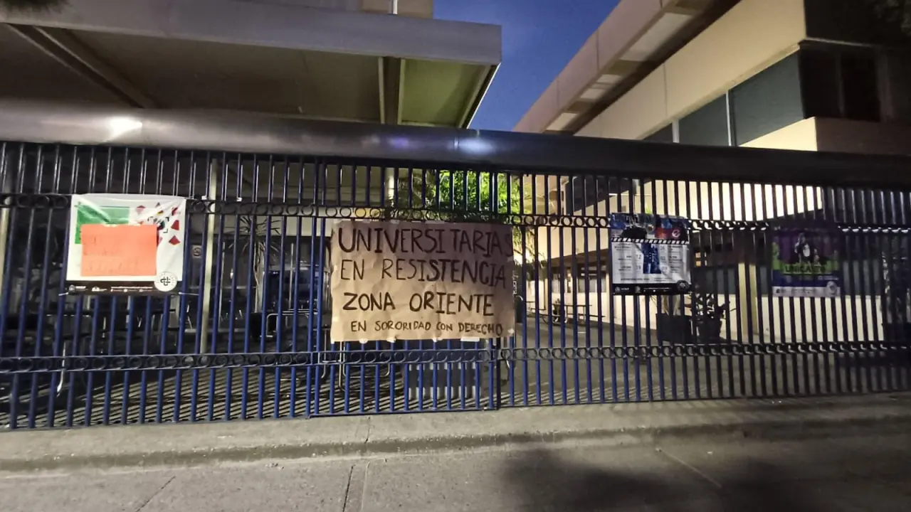 Estudiantes mantienen tomadas las instalaciones de Derecho.
