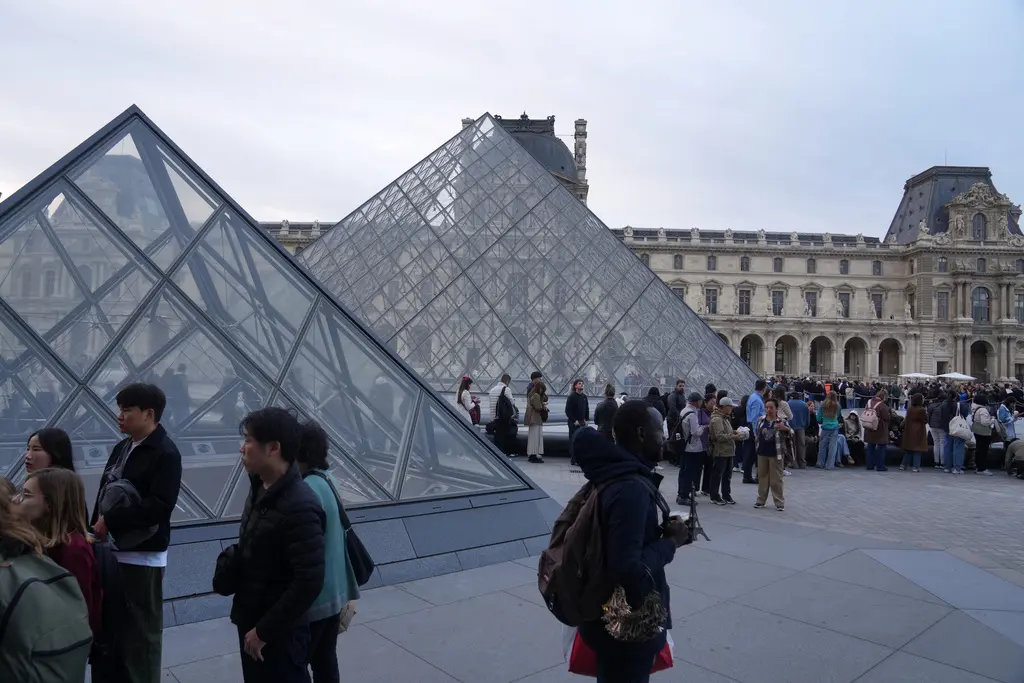 Directora del Louvre reconoce fracaso por robo de joyas de la Corona