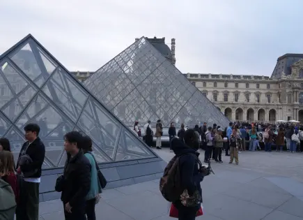 Directora del Louvre reconoce fracaso por robo de joyas de la Corona