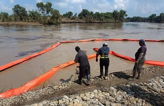 Ducto de Pemex contamina río